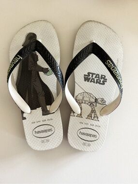 Havaianas Kids Star Wars Graphic Flip Flops in White and Black